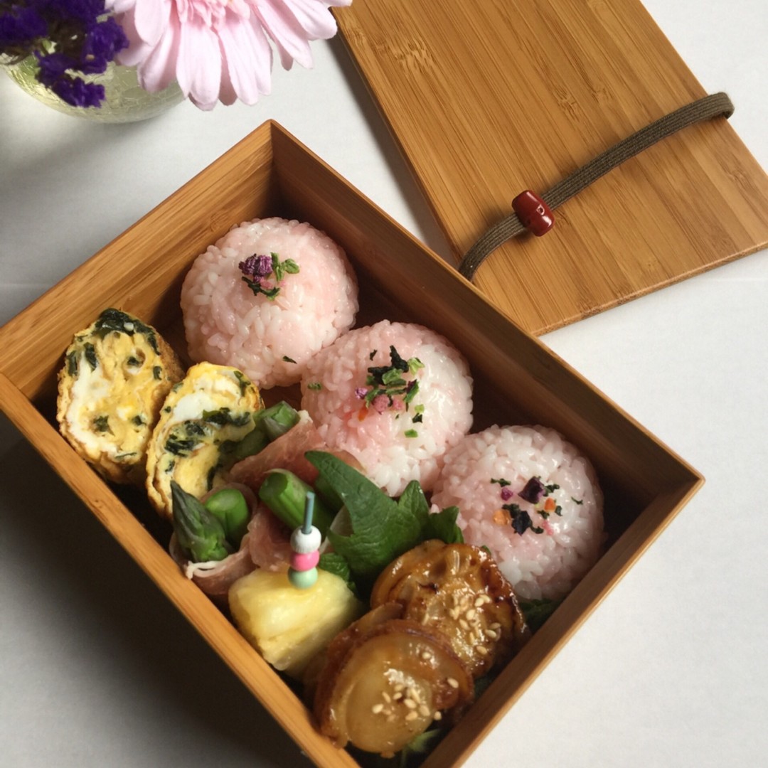 ピンクおにぎりとホタテ照り焼きのお弁当