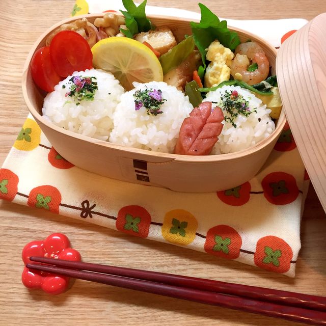 ３つのお花ふりかけおにぎりと常備菜のお弁当