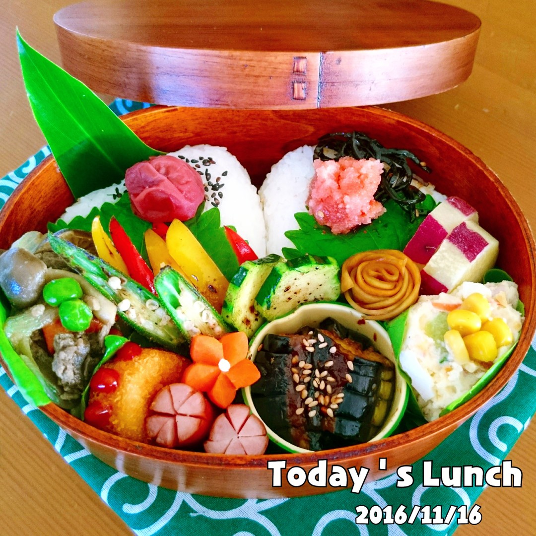 二色のおにぎりと常備菜弁当