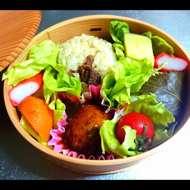 おにぎりと甘酢あんミートボールのお弁当。