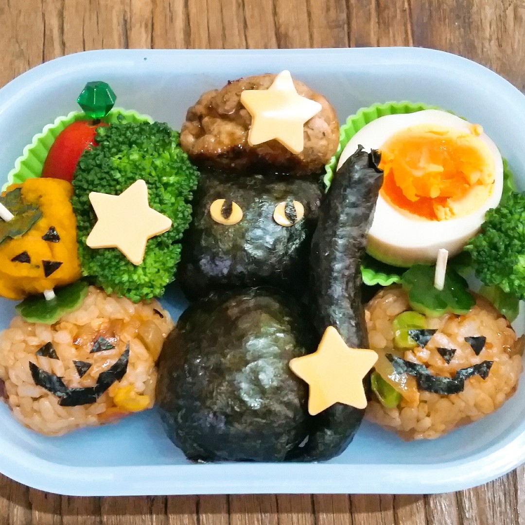黒猫とカボチャのミニおにぎり弁当