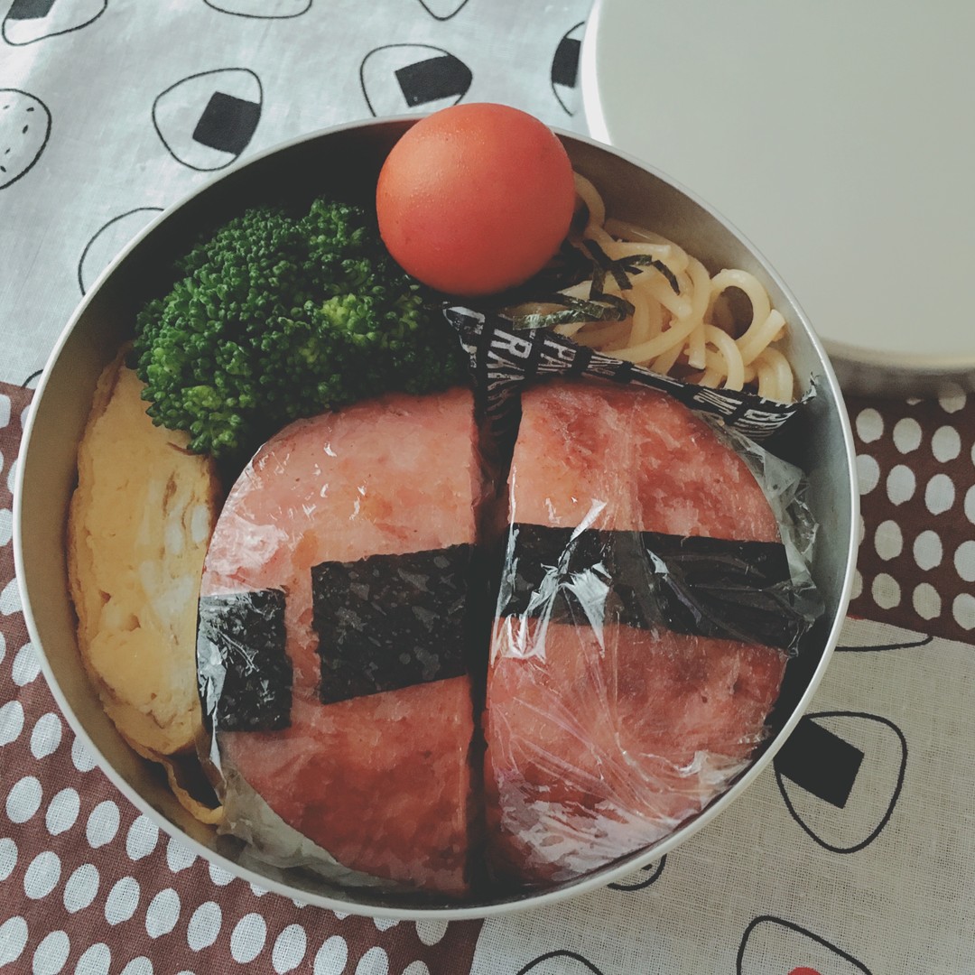 ソーセージのっけオイルおにぎり弁当