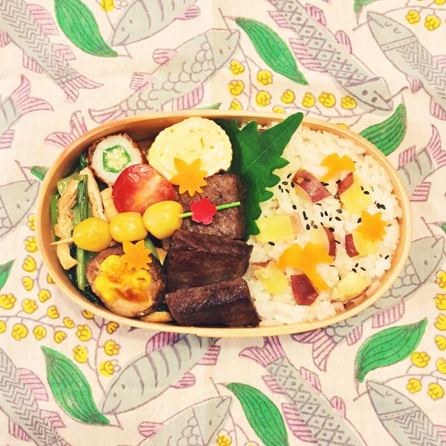 サイコロステーキとさつまいもごはん弁当