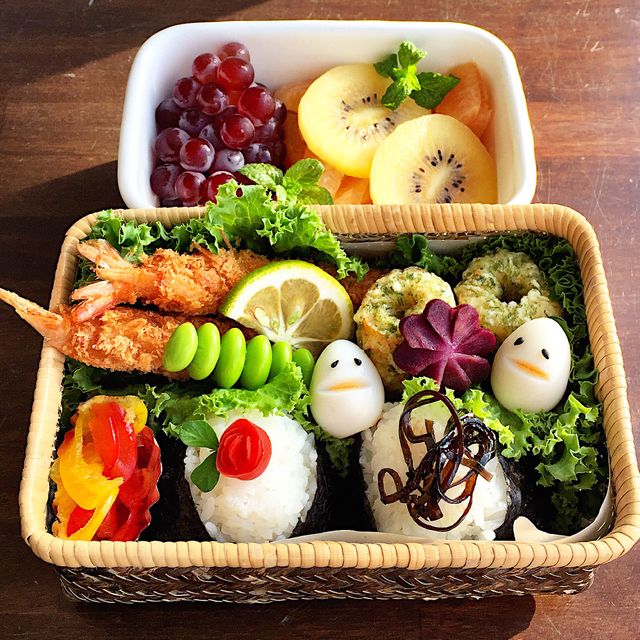 おむすび弁当とフルーツもりもり