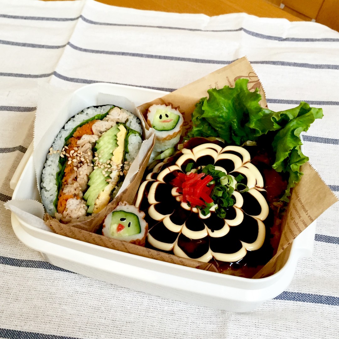 お好み焼きとわんぱくおにぎらずのお弁当