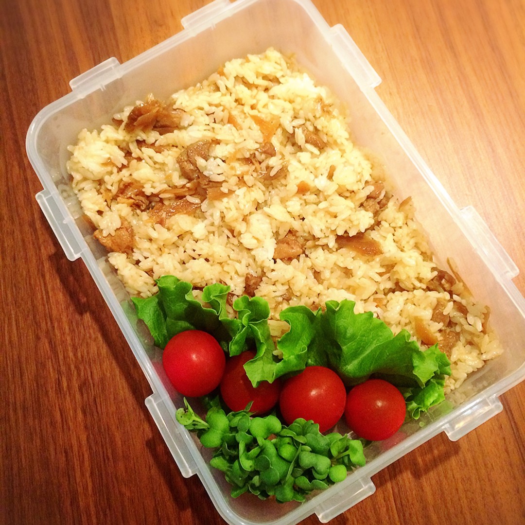 鶏めしたっぷりデカタッパー弁当