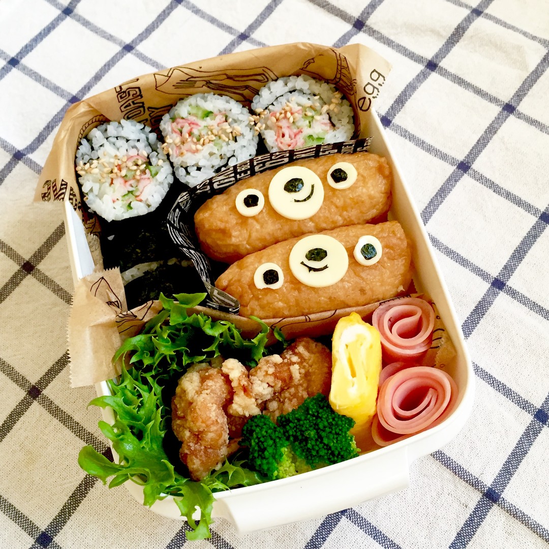 千切りキュウリとカニカマのかっぱ巻きとお稲荷さん弁当