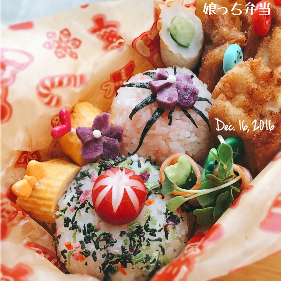 飾り切りのせおにぎり弁当