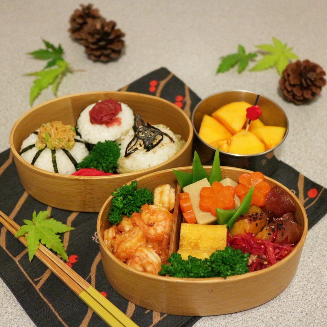三色おにぎりとエビチリのお弁当