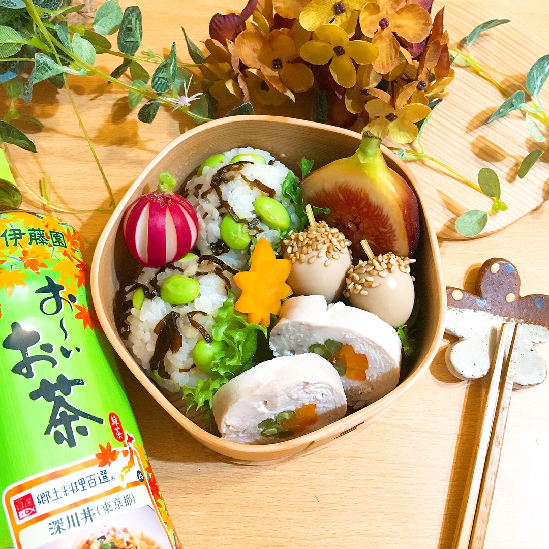 枝豆と塩昆布のおにぎりと鶏ハムとうずらのどんぐり弁当