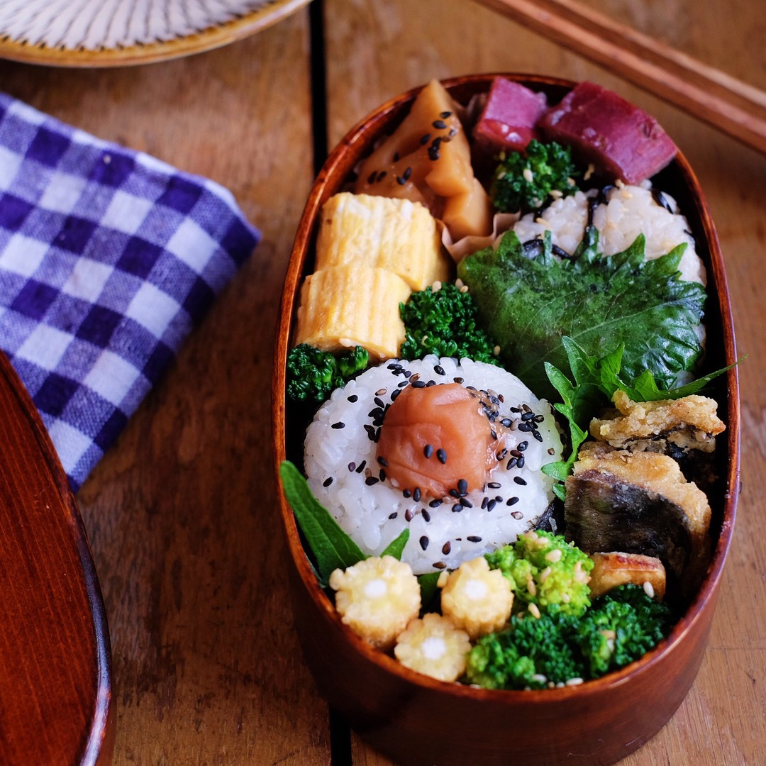 おにぎりと塩さばのカレー竜田揚げ弁