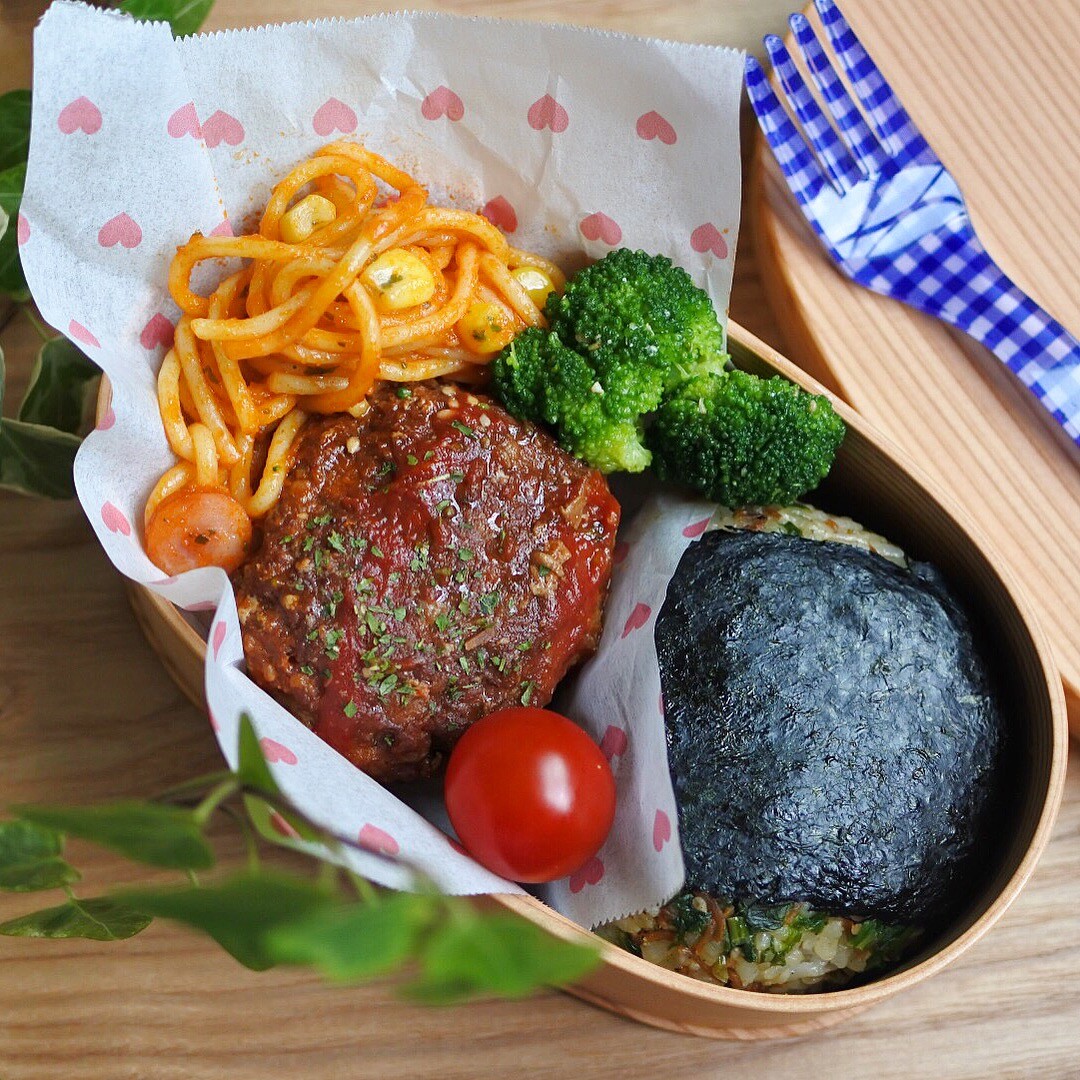 ハンバーグとおにぎり弁当