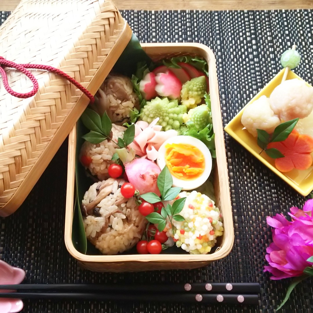 舞茸ご飯おにぎりの籠弁当