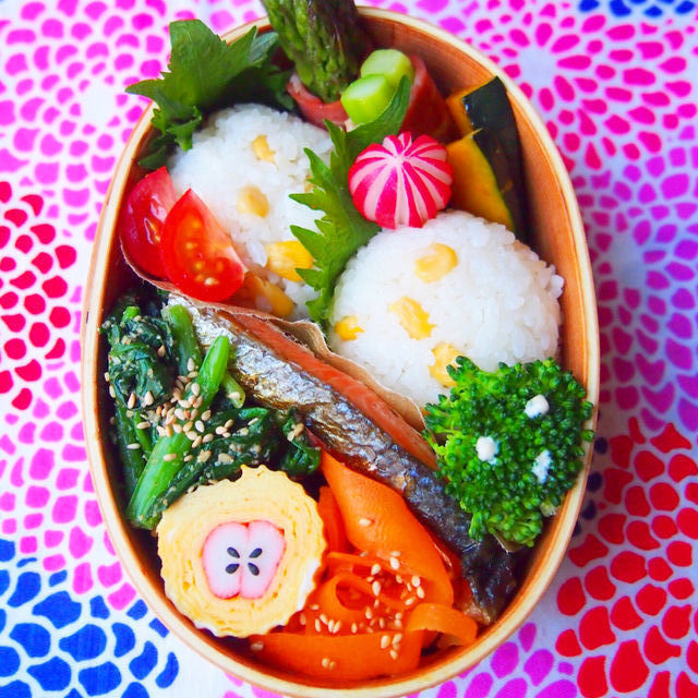 とうもろこしご飯のまん丸おにぎりと鮭のお弁当