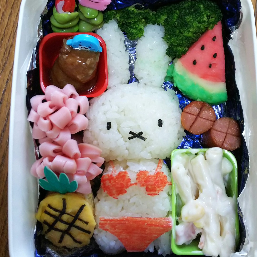 ビキニ姿のミッフィーちゃん弁当