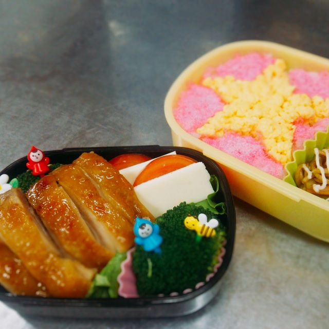 炒り卵と桜でんぶのお弁当