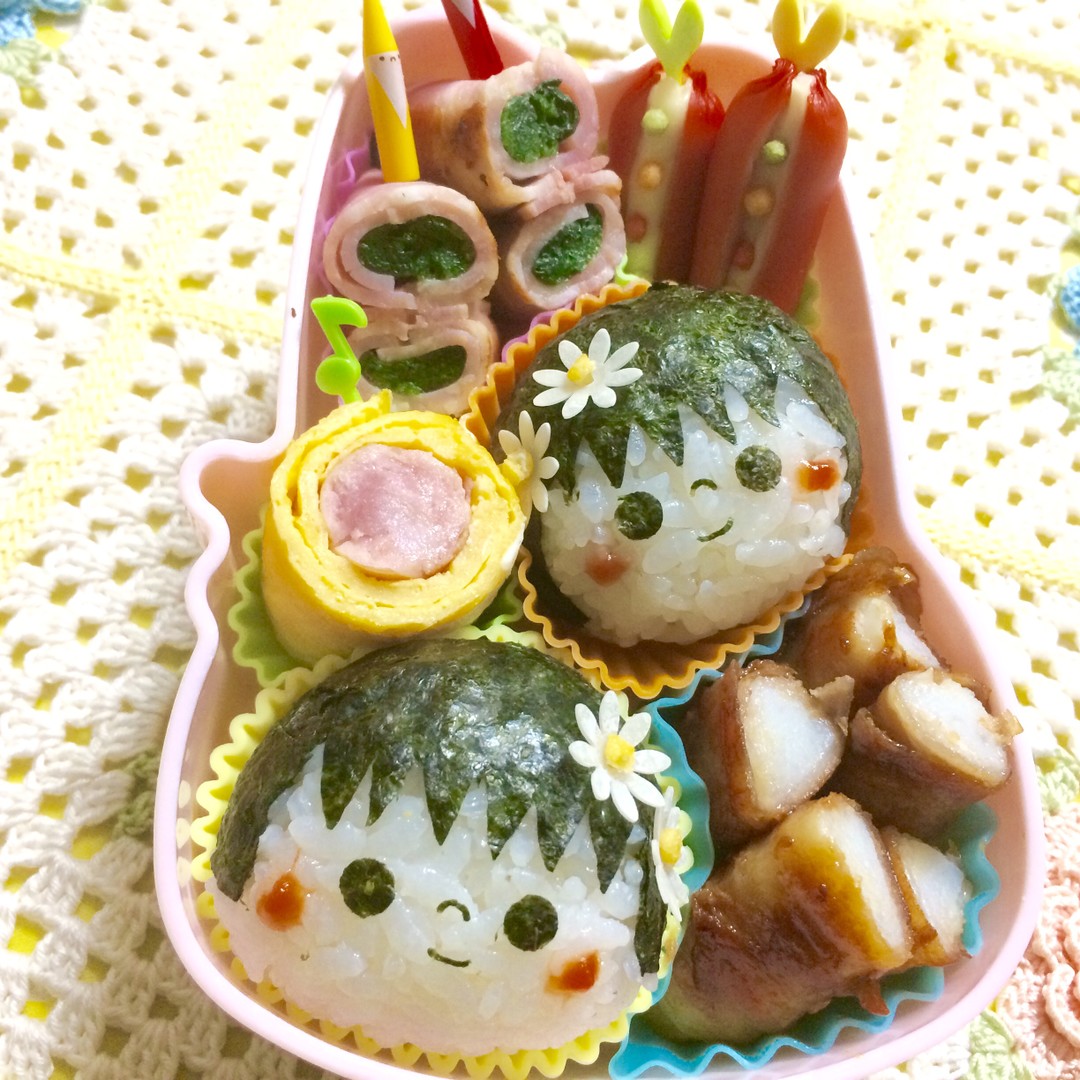 女の子のおにぎり弁当