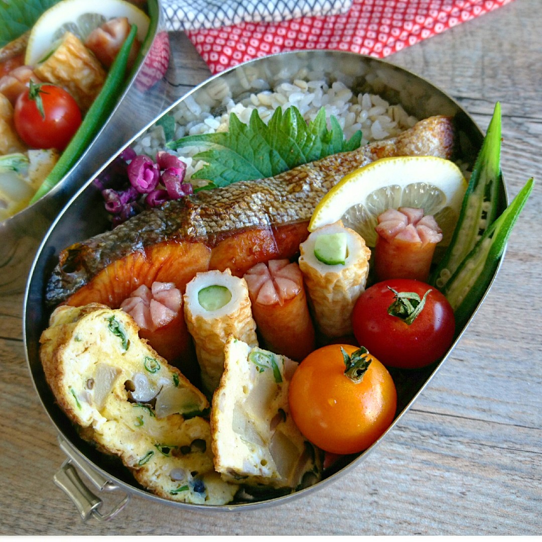 なんてことはないフツーの鮭弁当