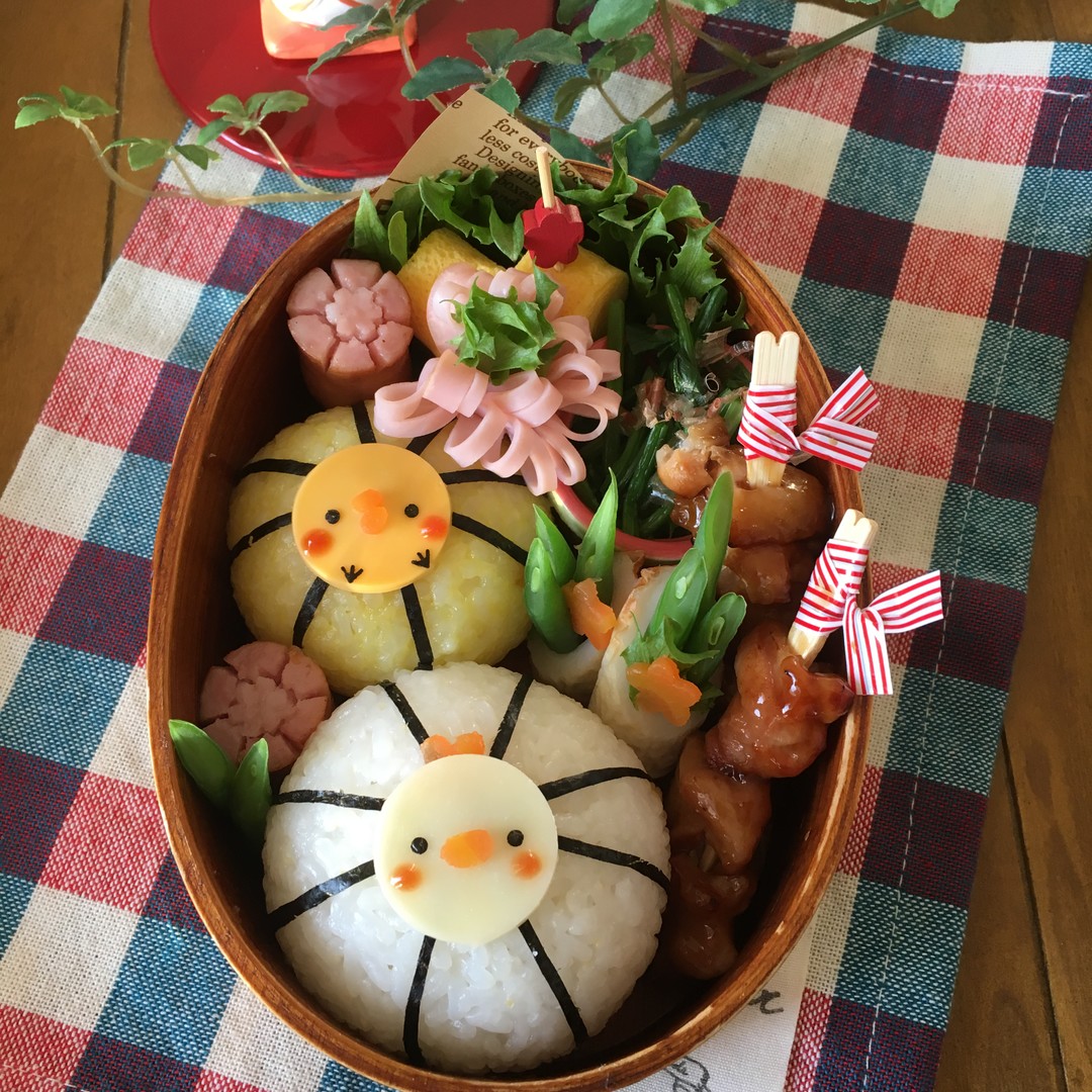 手毬おにぎりにペタッとにわとり&ひよこ弁当♡