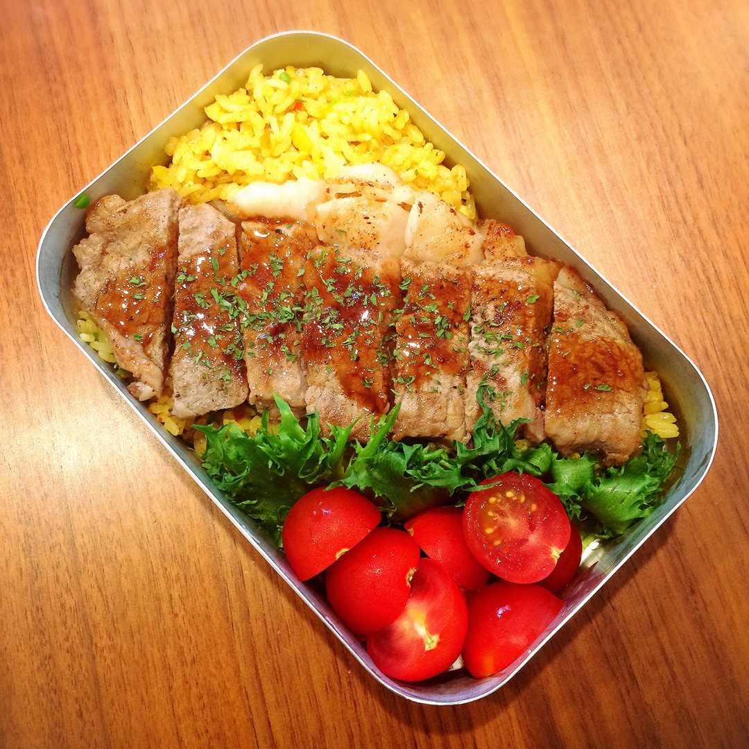 カレーピラフとステーキ弁当