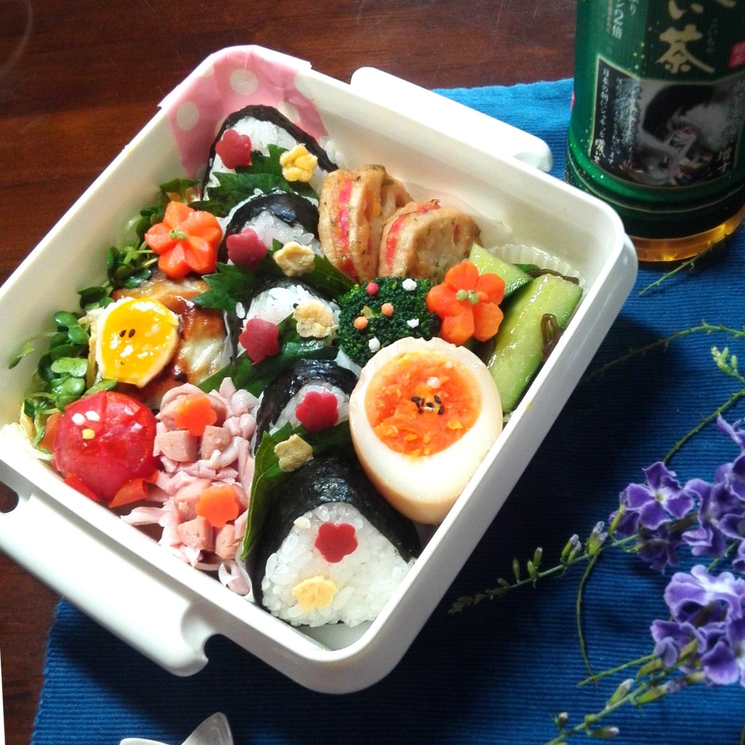小さな三角おにぎり弁当