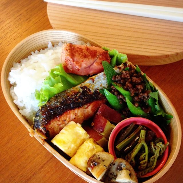 鮭の西京焼きとわらび弁当