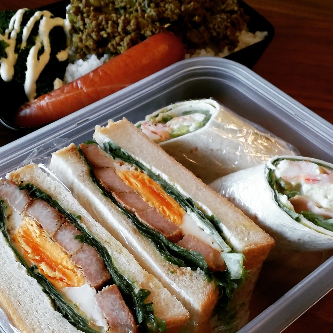 お昼はサンドイッチ夜はドライカレー。