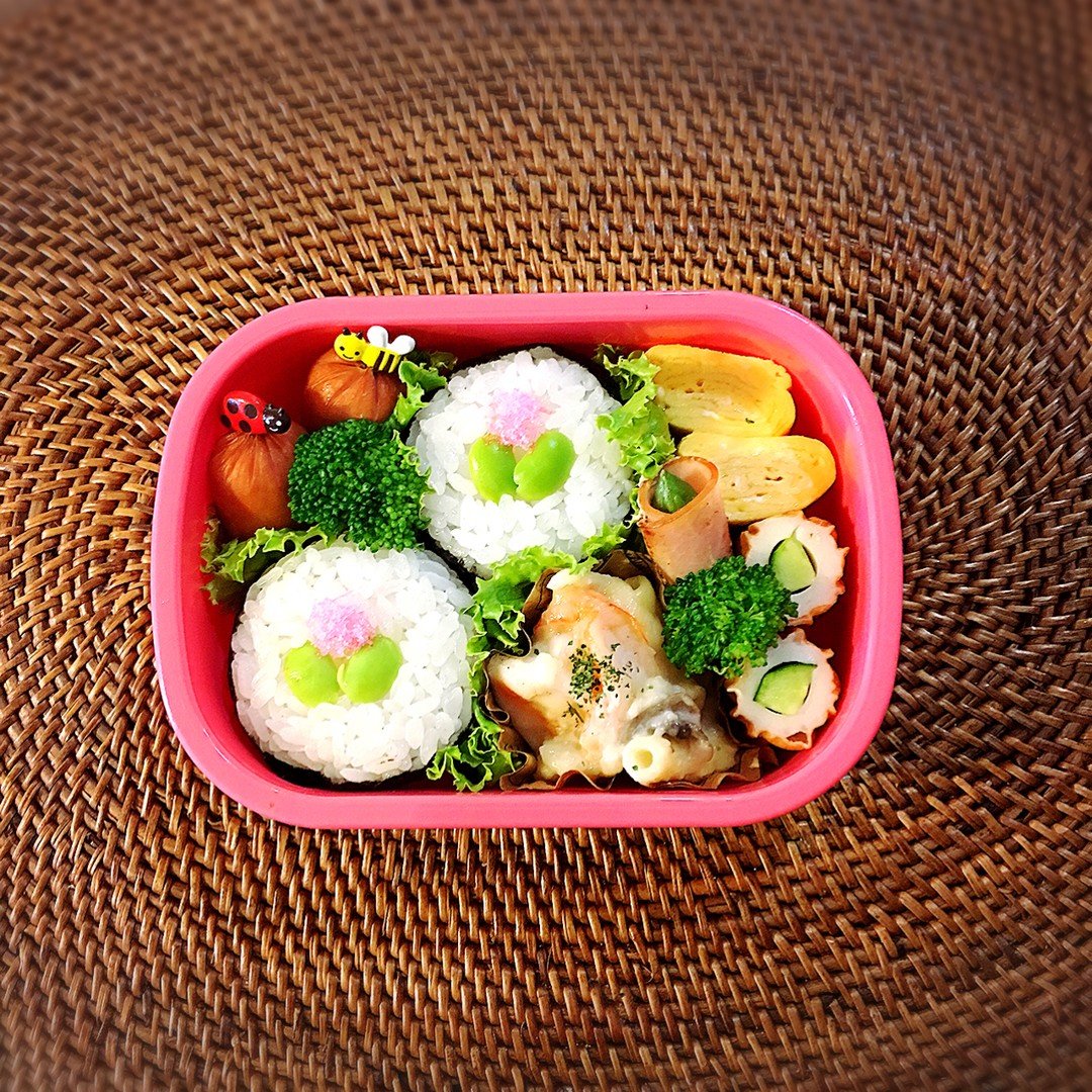 お花もおにぎり弁当