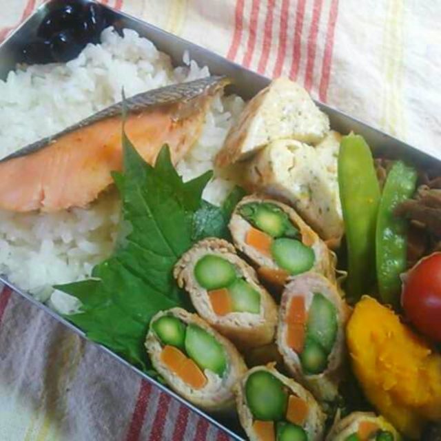 豚肉アスパラ巻きと鮭弁当