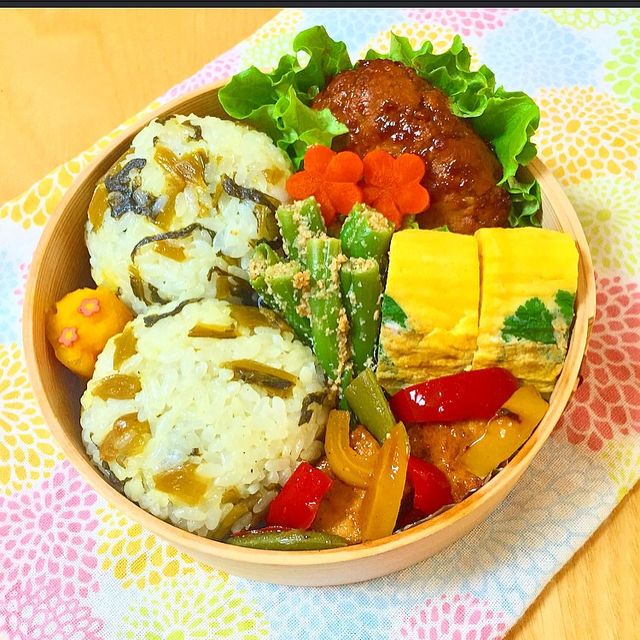 高菜おにぎりとハンバーグ弁当