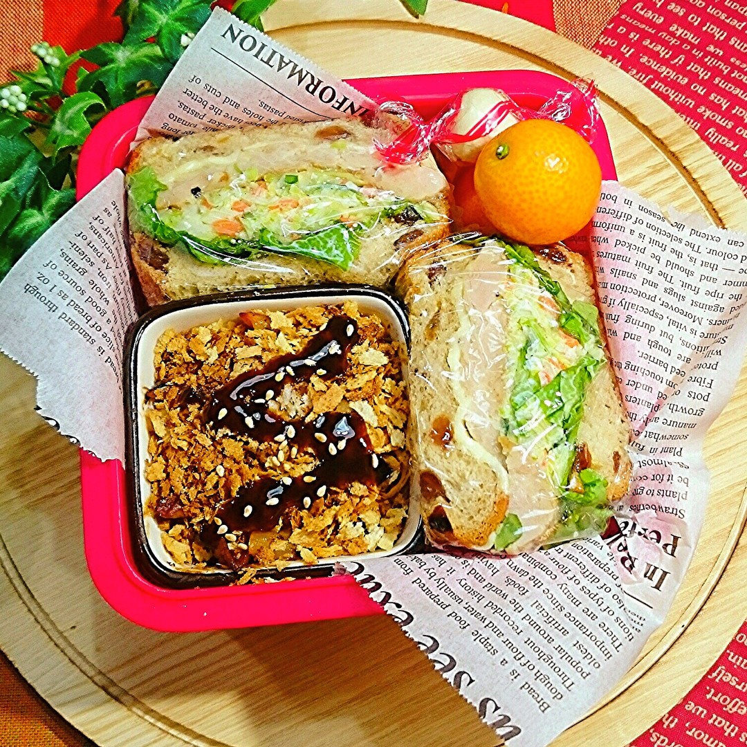 グラタンコロッケと干しブドウのサンドイッチ弁当