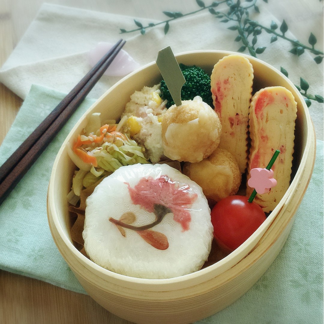 桜の塩むすび弁当