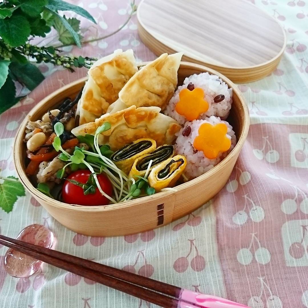 桜餅風味🌸おにぎりと揚げ餃子弁当