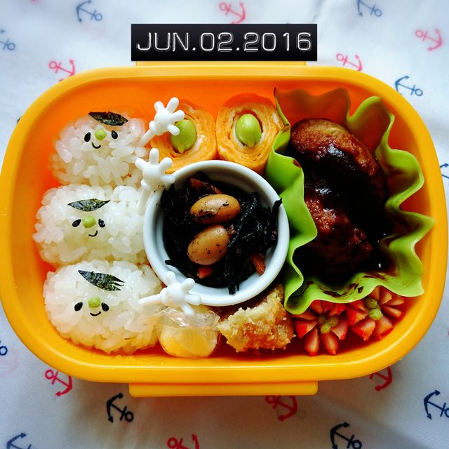 手をﾌﾘﾌﾘ☆三つ子ちゃん弁当