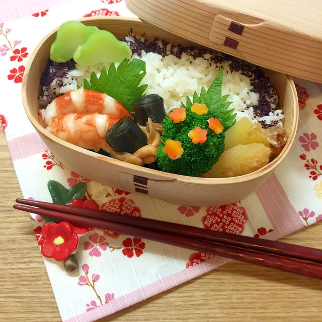 エビ入り、おせち料理のお弁当