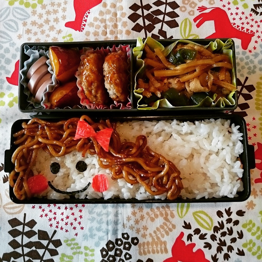 焼きそばヘアーの女の子弁当