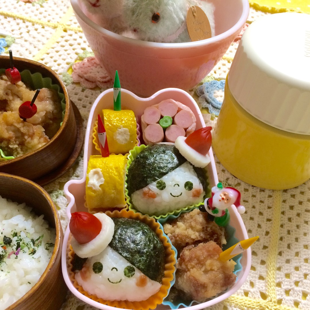 サンタ帽子の女の子おにぎり弁当