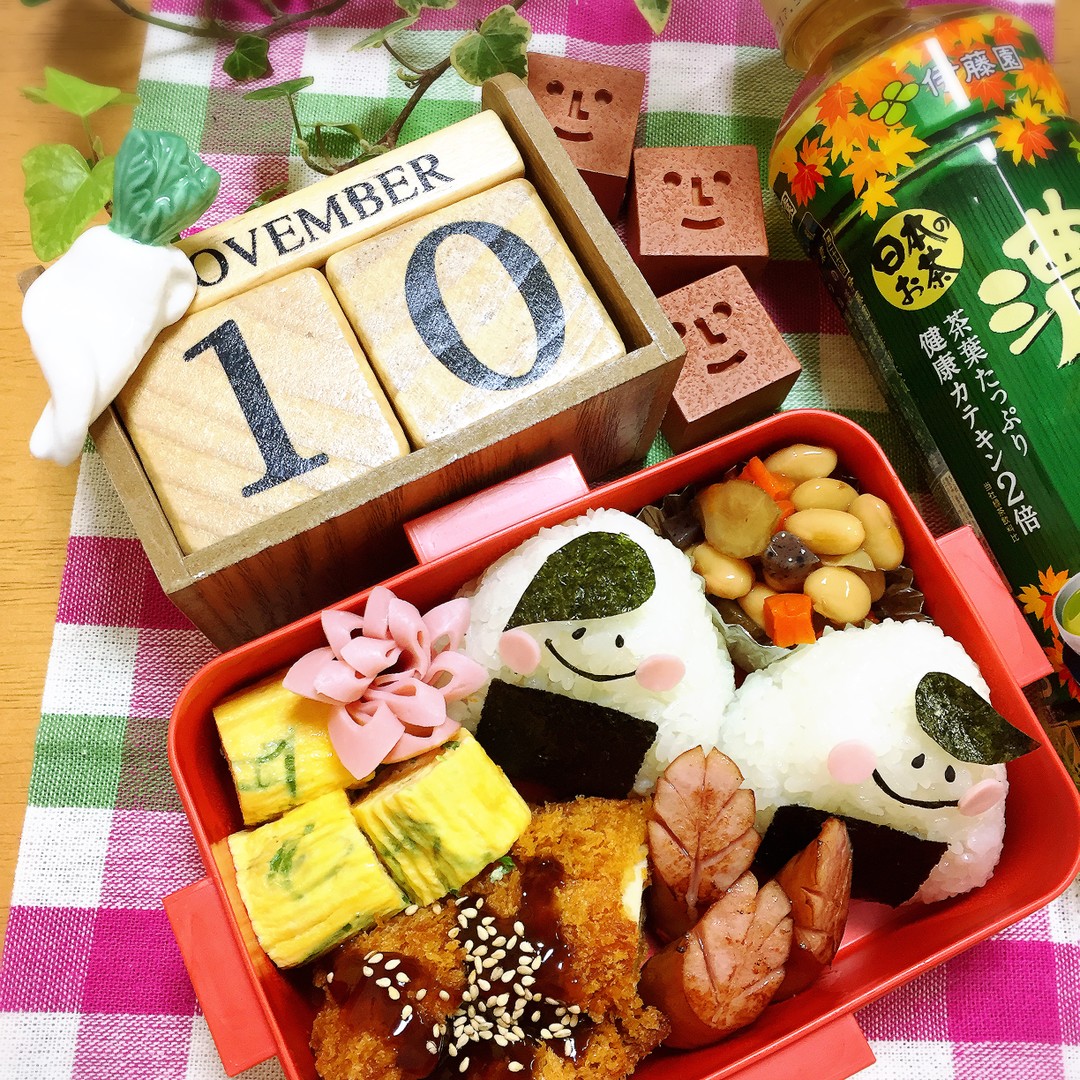 三角おにぎりとチキンカツ弁当