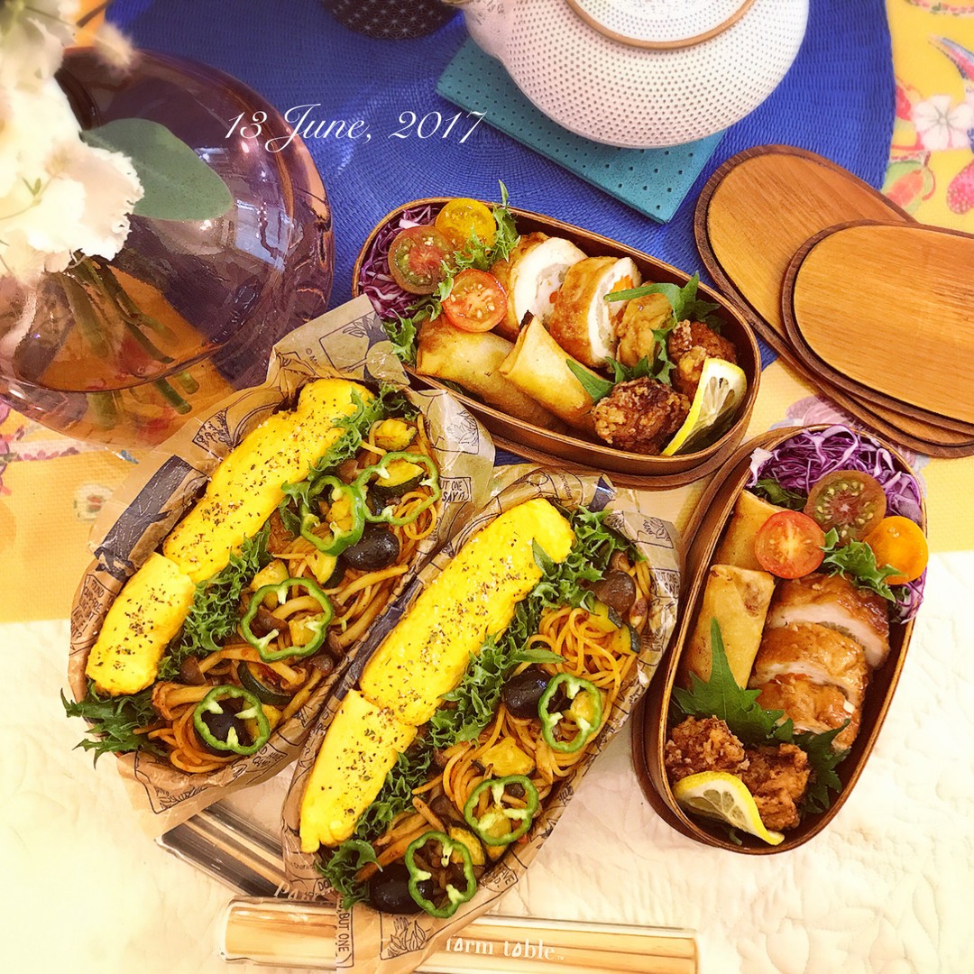 オムライスとトマトソースパスタのハーフ&ハーフ弁当