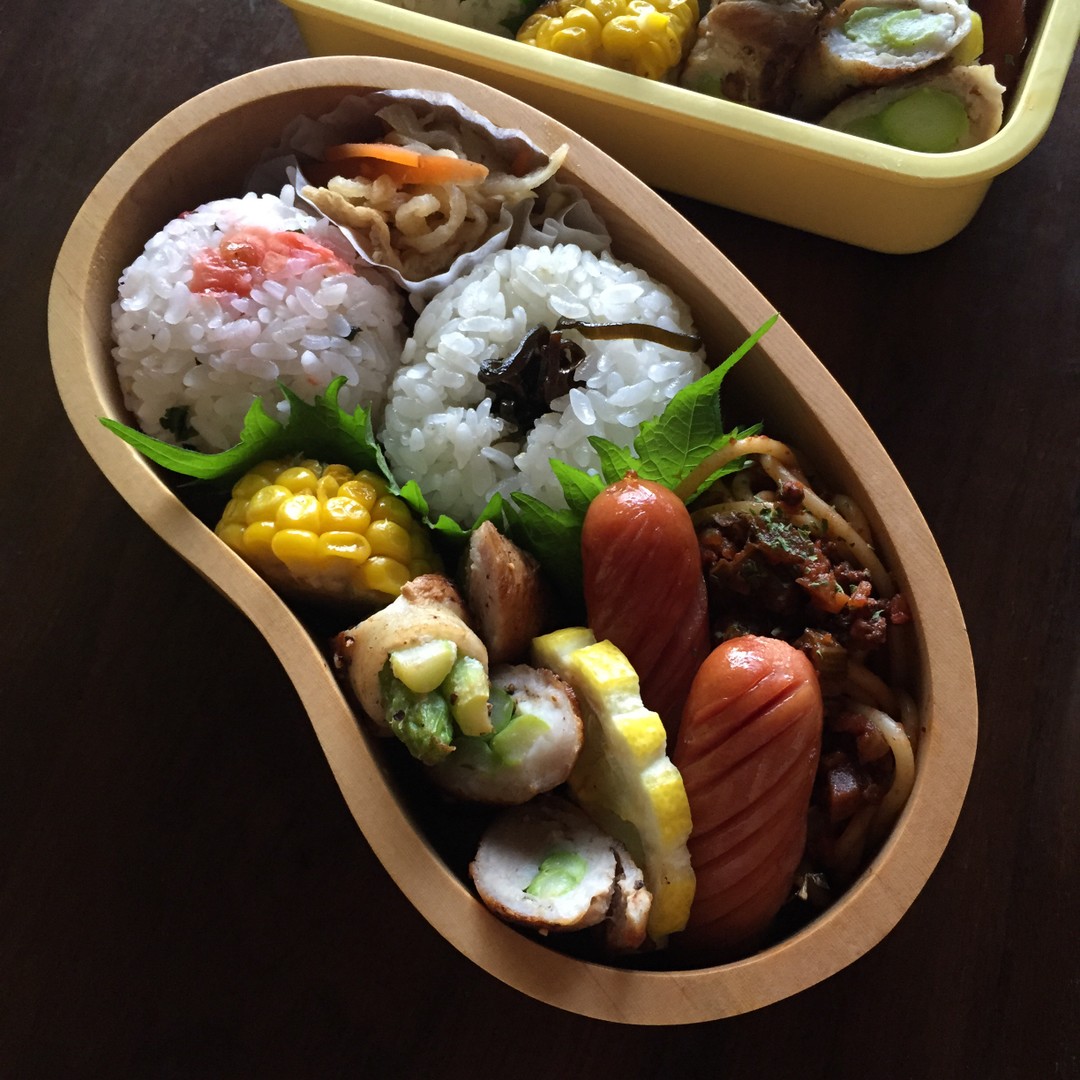 おにぎりと肉巻き弁当