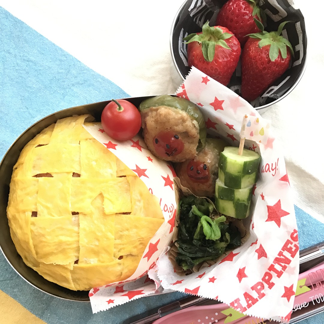 オムライスとピーマンの肉詰め弁当