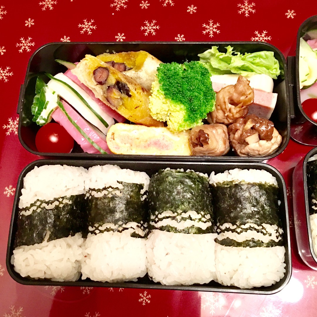 レースの海苔おにぎり、栗きんとんと黒豆の春巻きなど