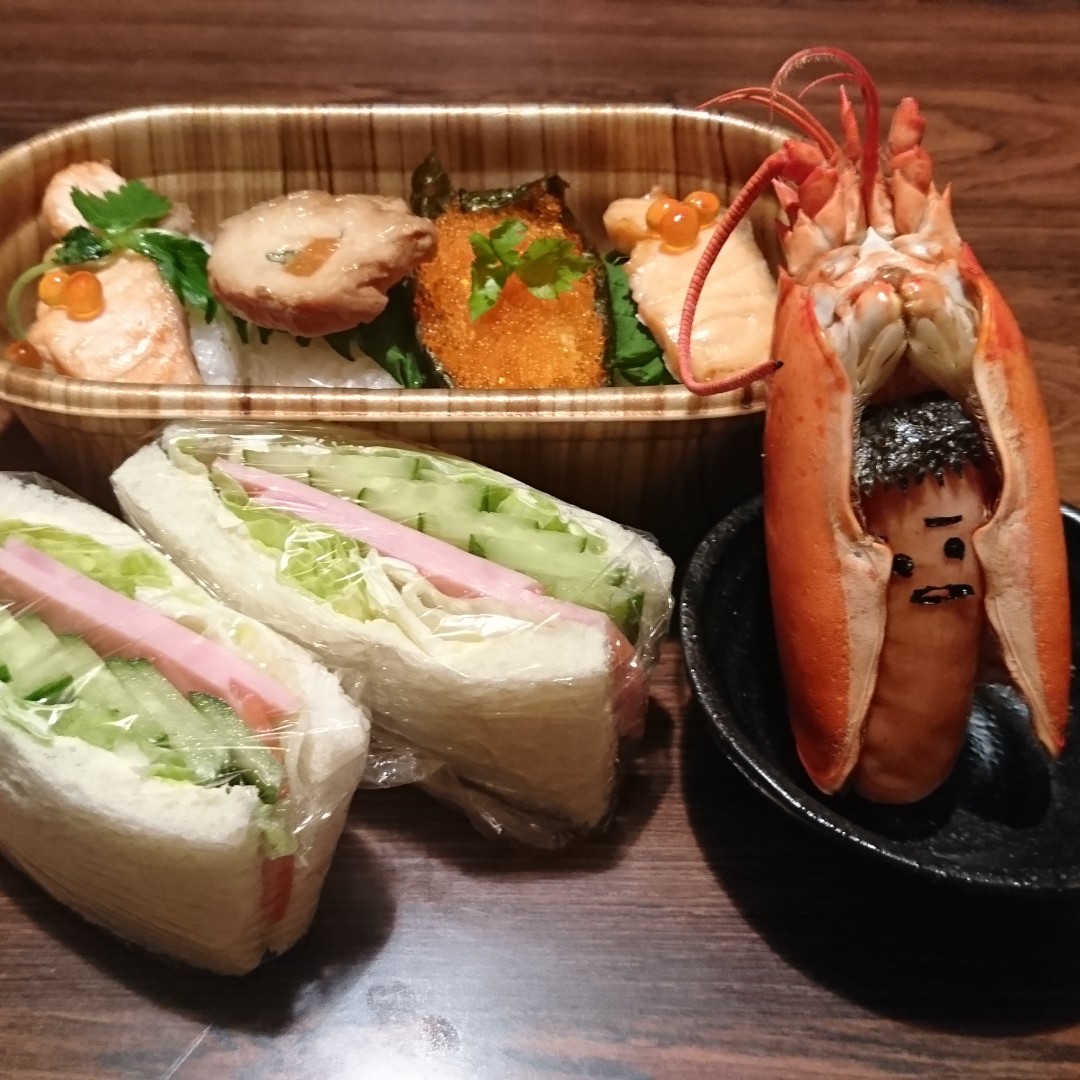 ３色おにぎりとサンドイッチ弁当