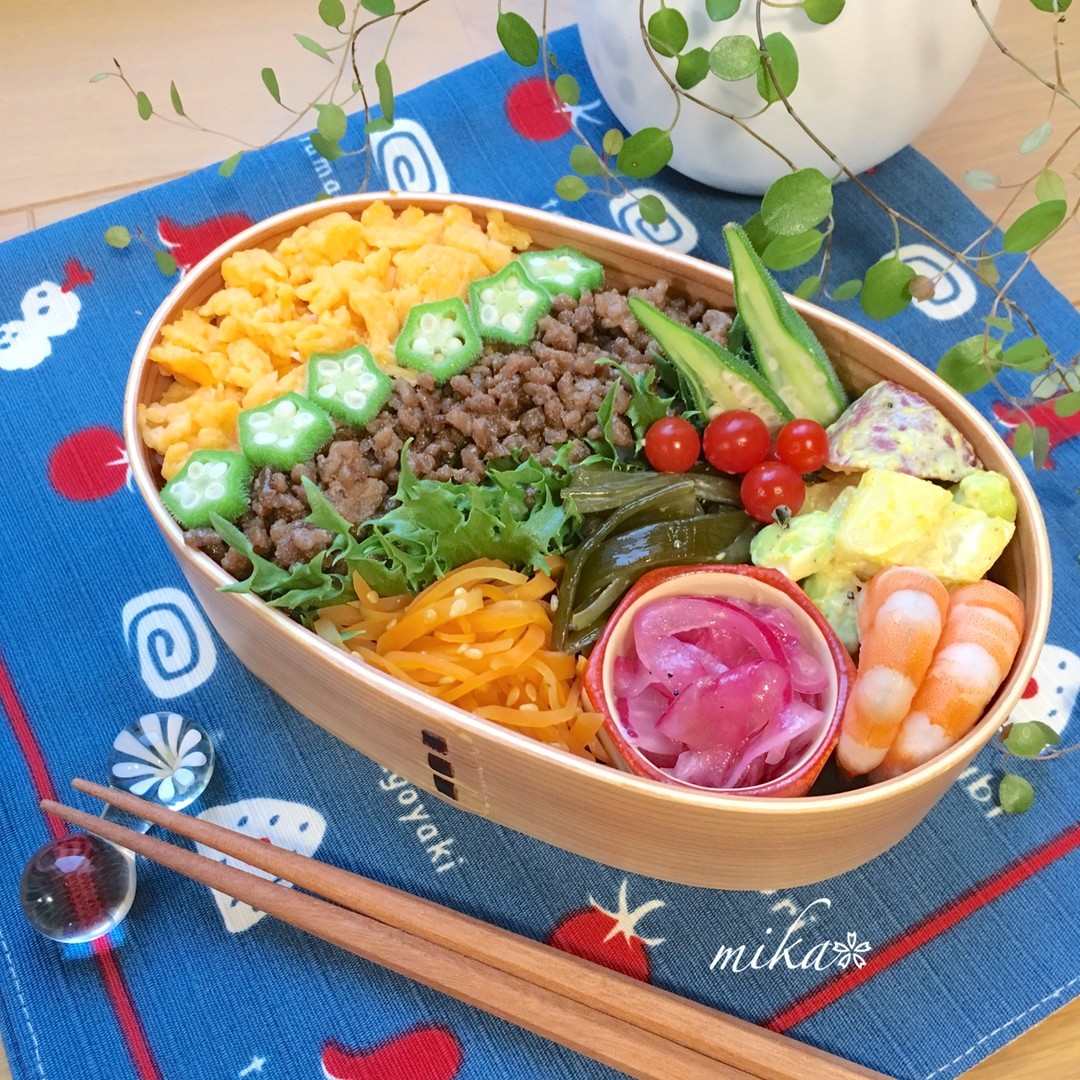 三色そぼろ丼