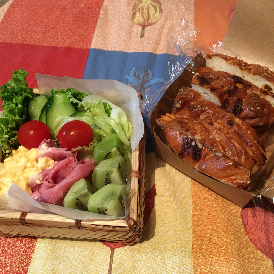チーズブレッドでオープンサンド