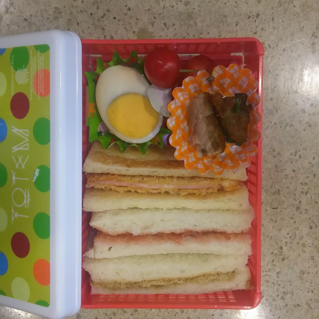 金曜日はハムチーズカツサンドの日