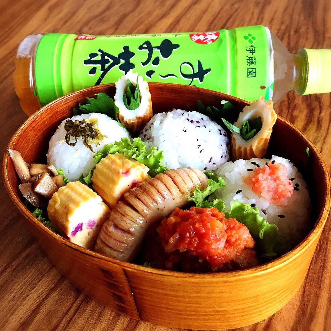 3種おにぎりと柴漬け出し巻き卵弁当