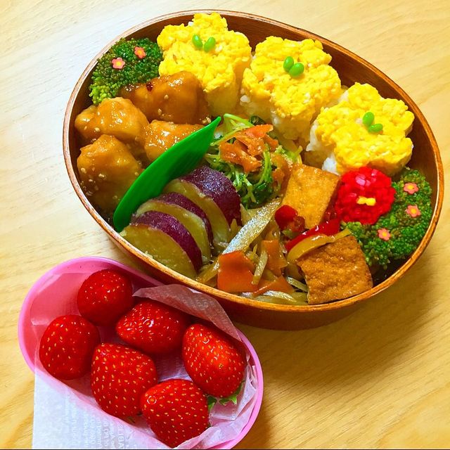 たまごおにぎりと照り焼きチキン弁当