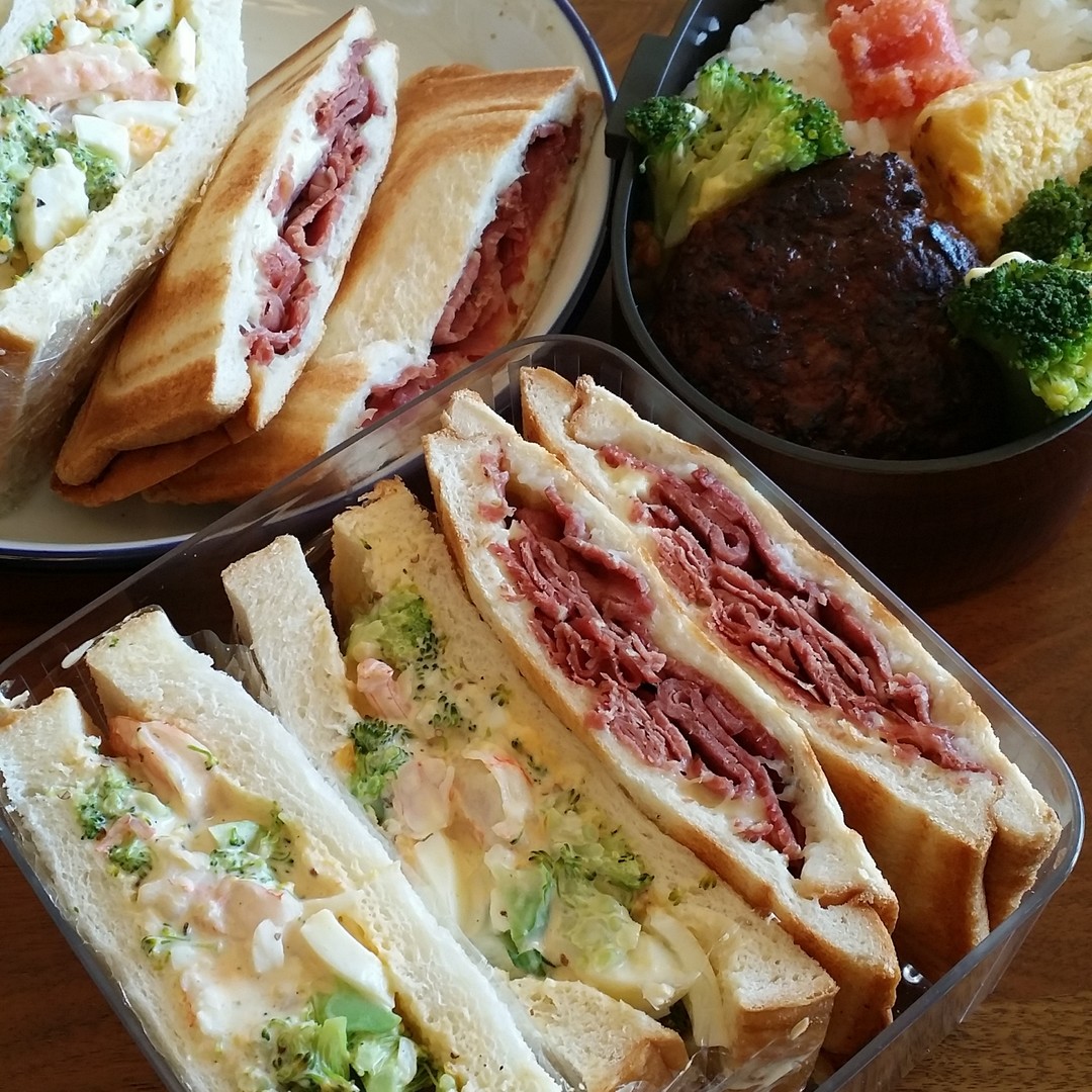 お昼はホットサンドとサンドイッチ夜はハンバーグ