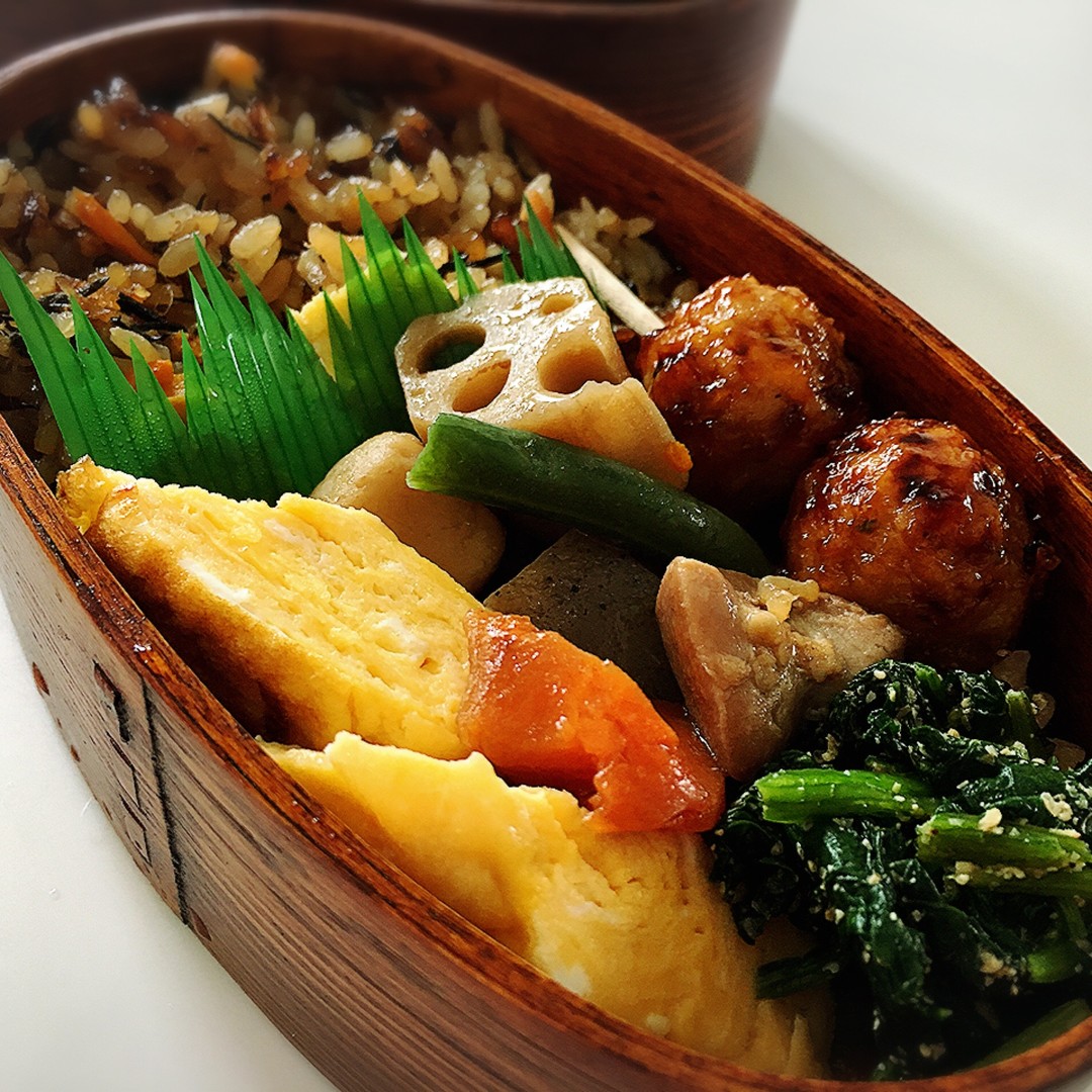 筑前煮と炊き込みご飯弁当